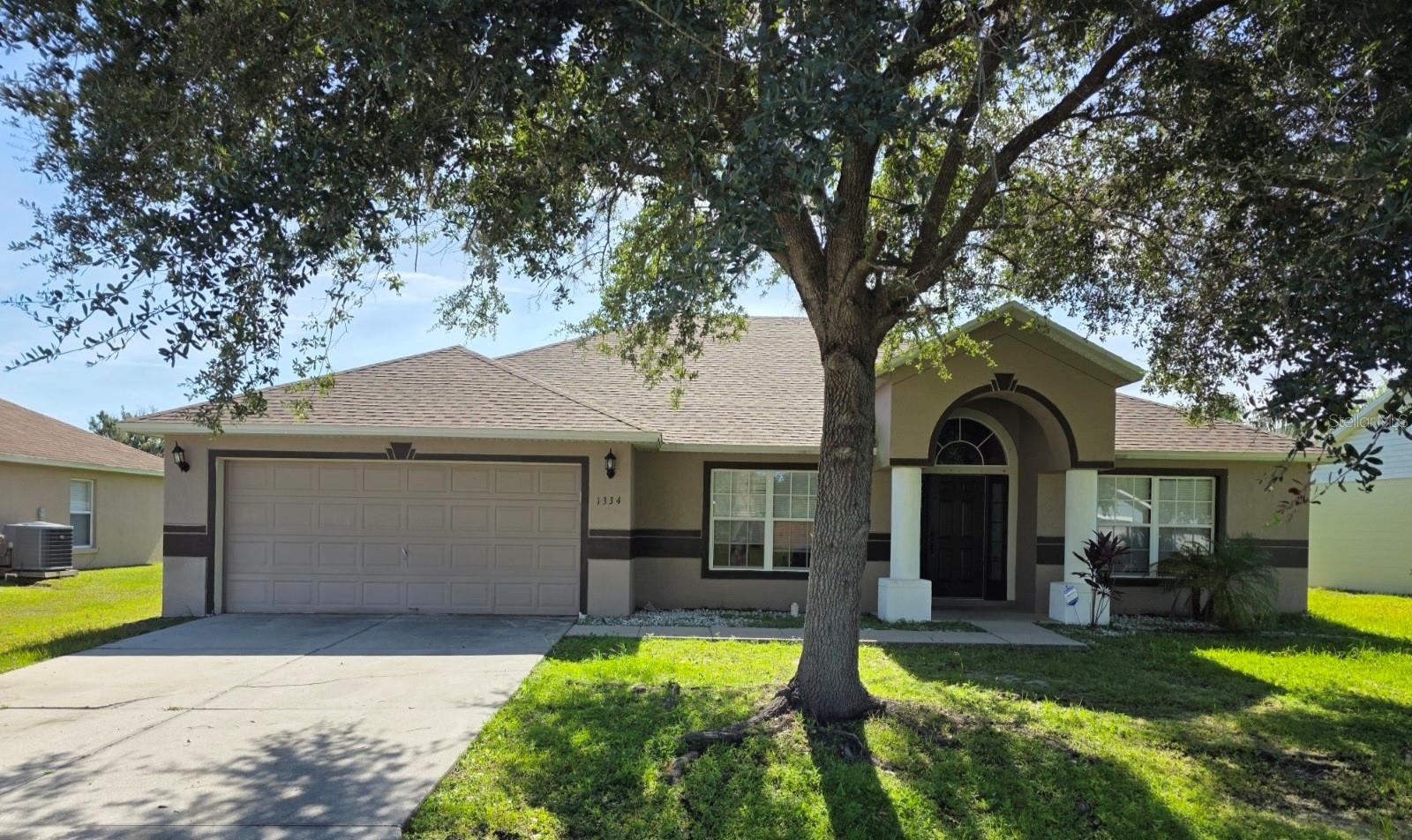 FOR RENT: Spacious 4 bedrooms and 2 bathrooms move in ready. All appliances included. Oversized family room with large kitchen combo featuring island. Formal living and dining rooms greetyou upon entering the front doors.