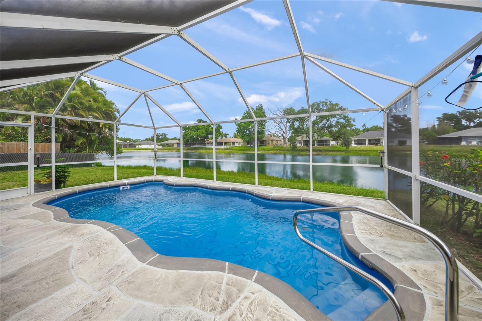 COUNTRY PALMS - Residential