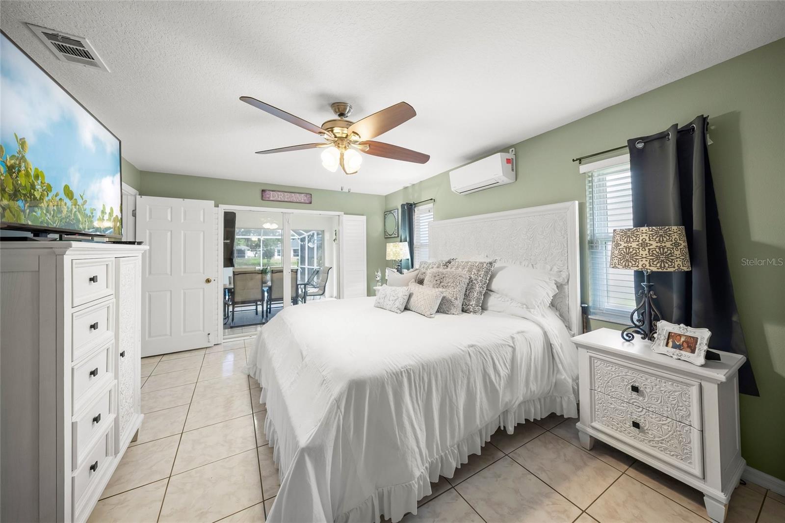 COUNTRY PALMS - Residential
