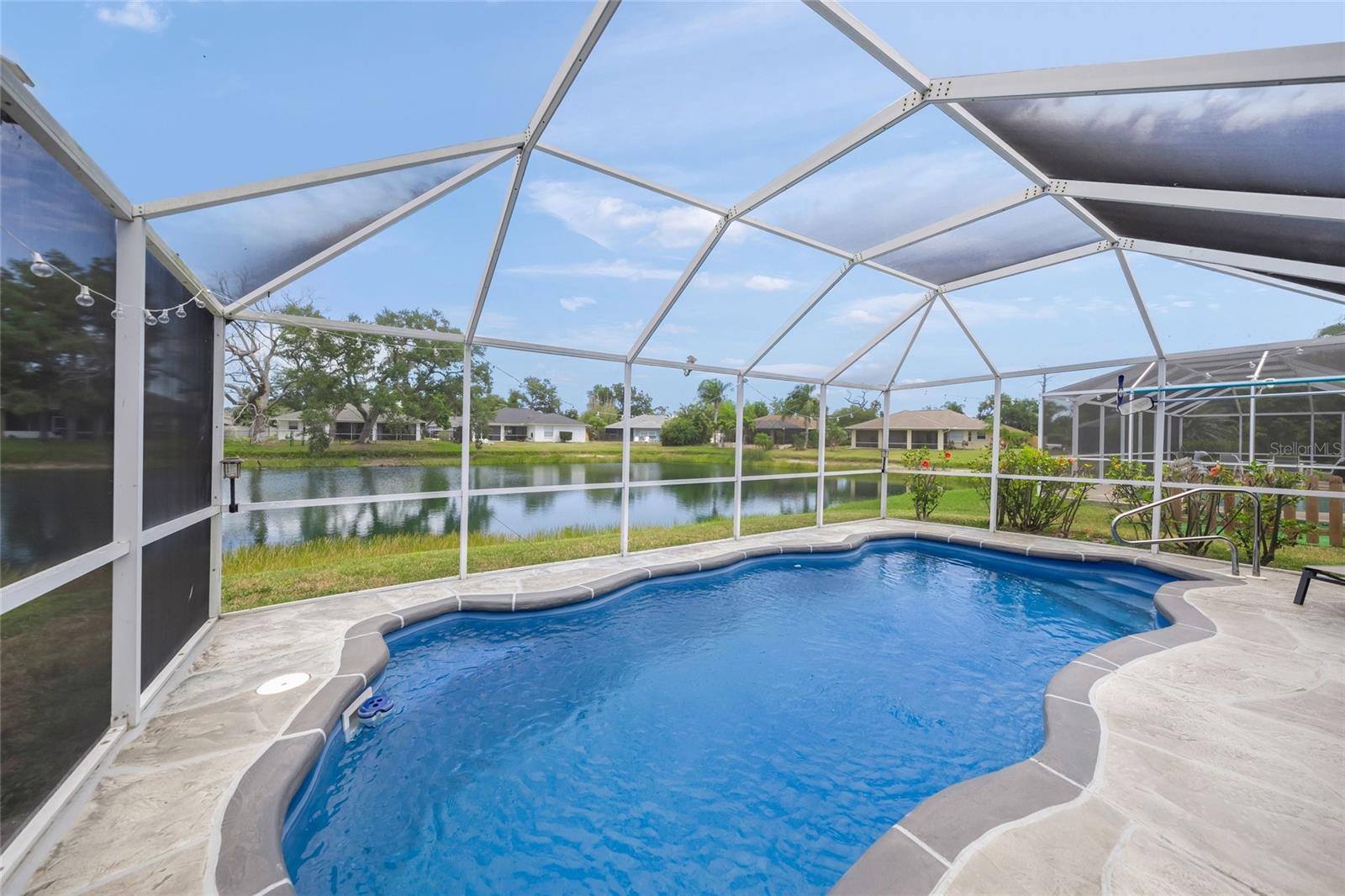 COUNTRY PALMS - Residential