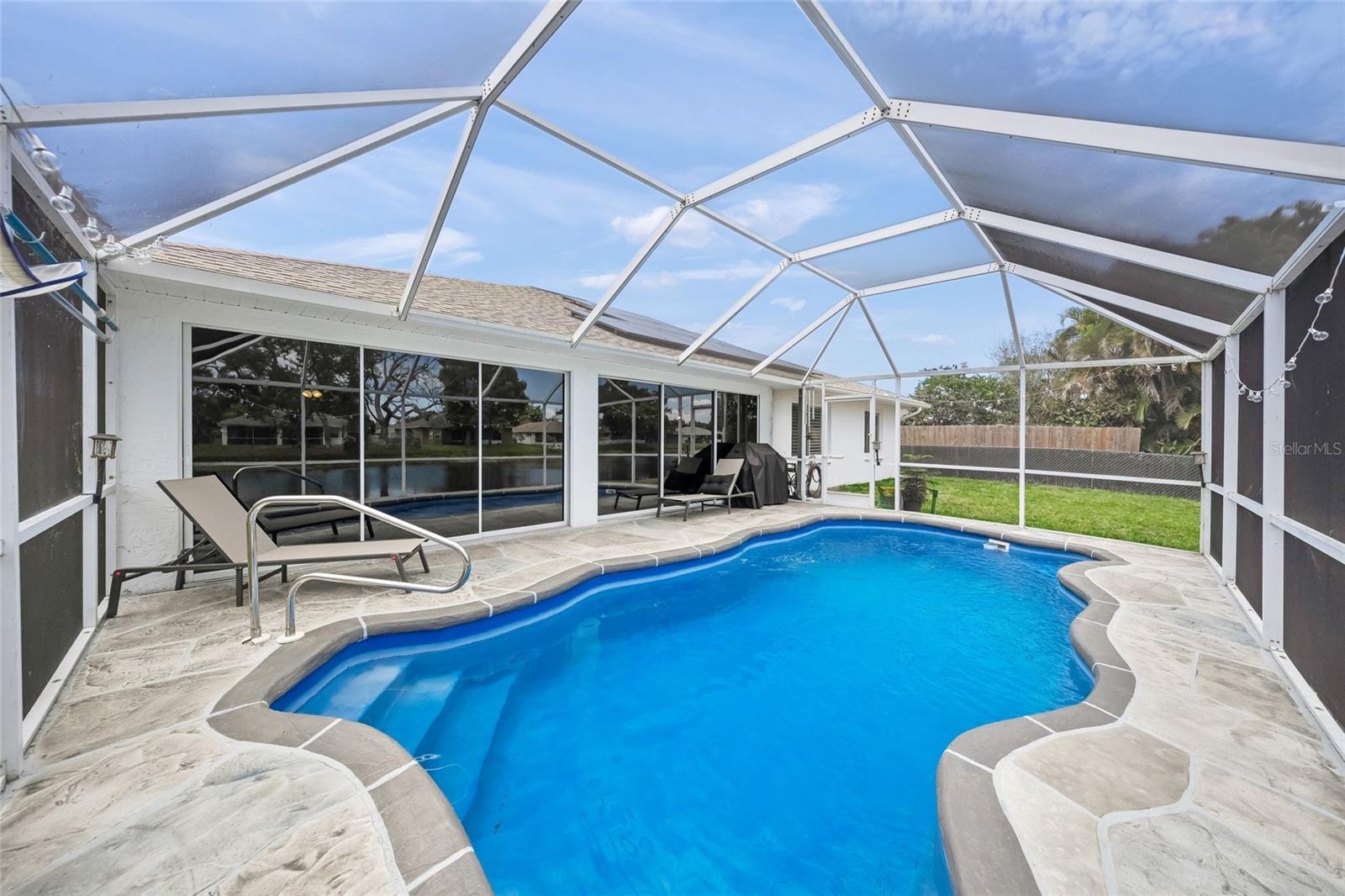 COUNTRY PALMS - Residential
