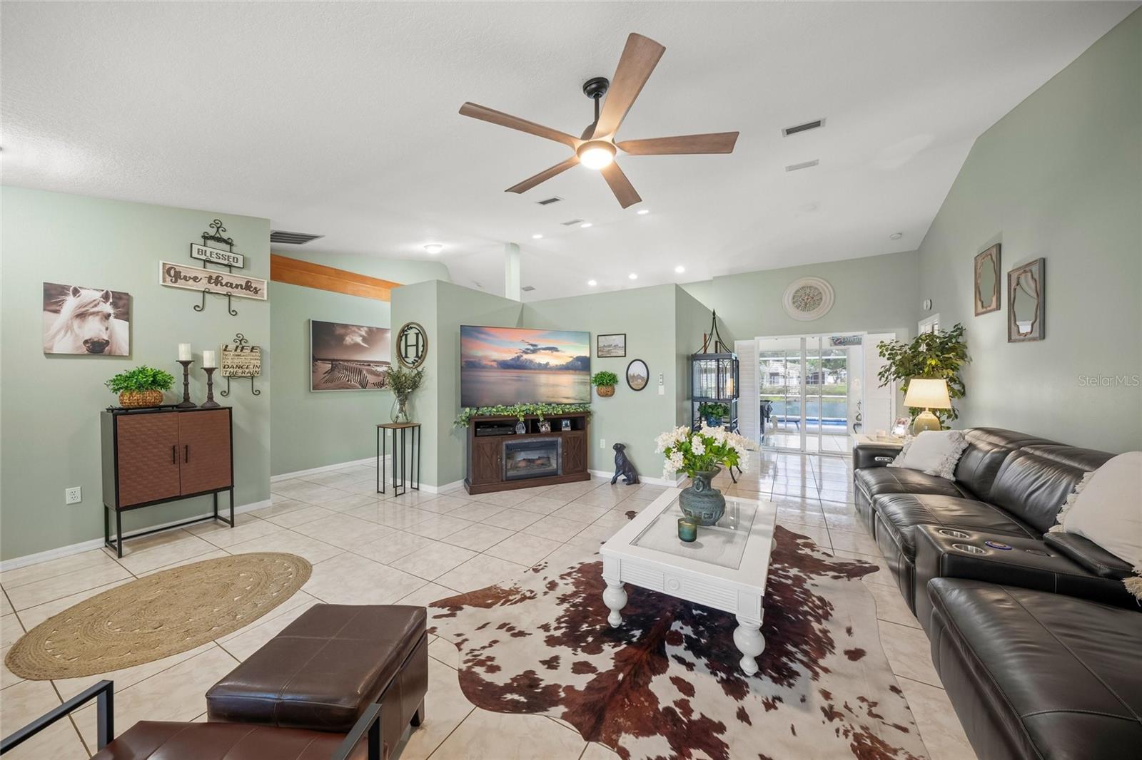 COUNTRY PALMS - Residential