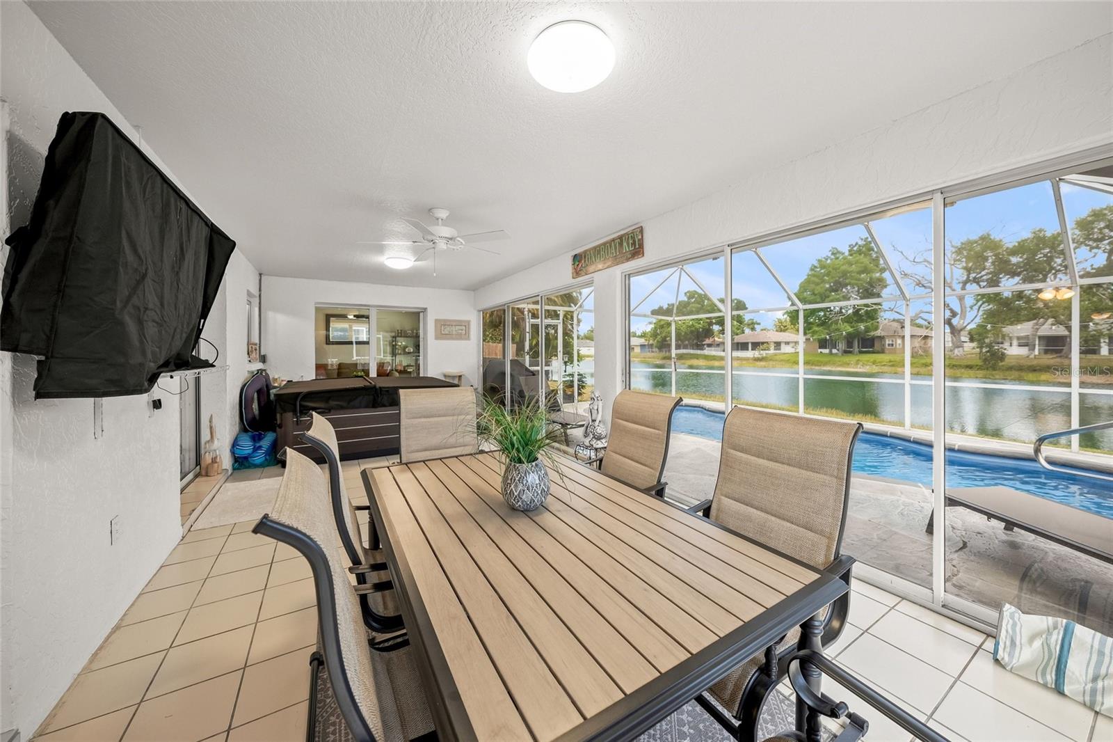 COUNTRY PALMS - Residential