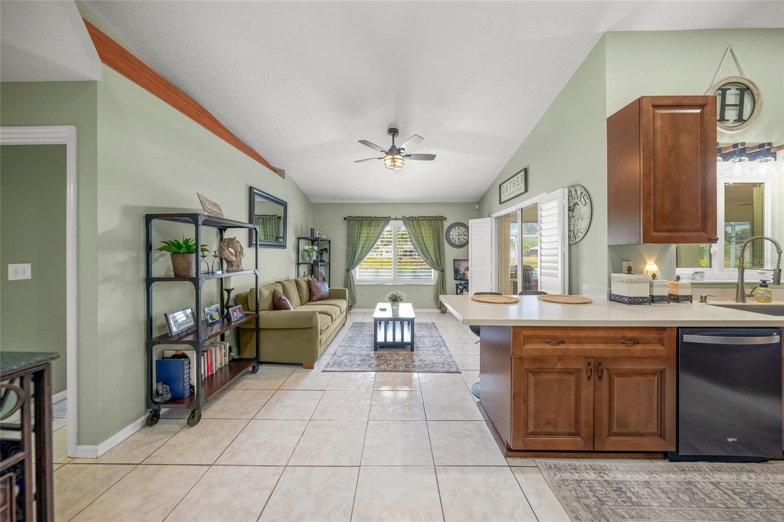 COUNTRY PALMS - Residential