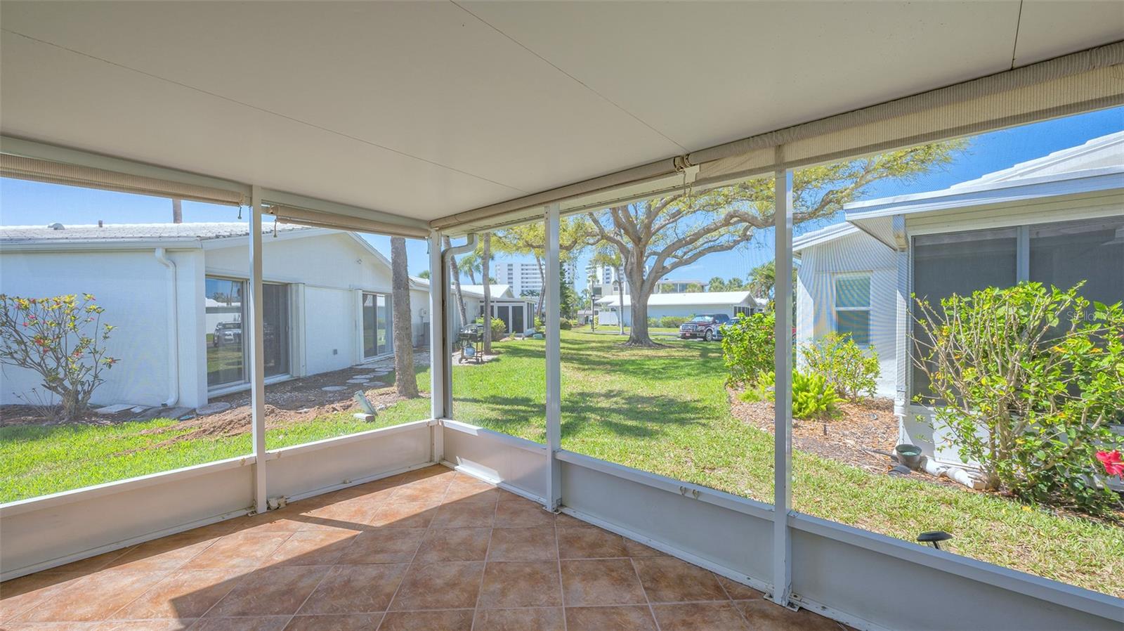 WHISPERING SANDS - Residential