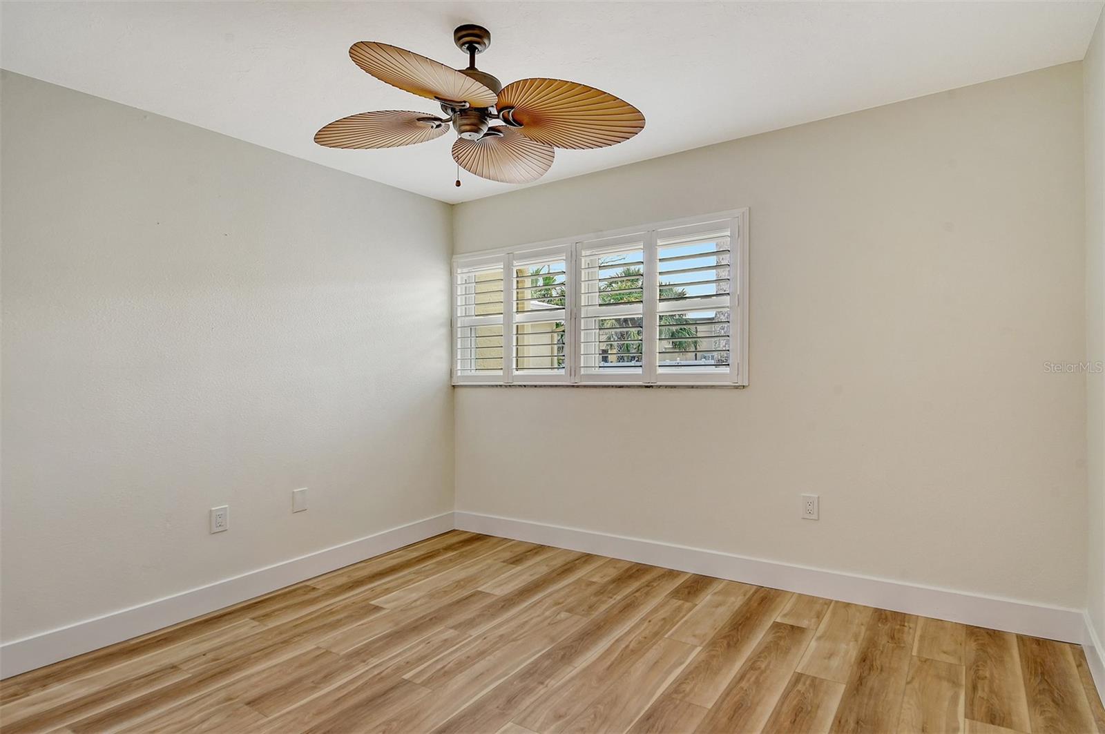 WHISPERING SANDS SEC 5 - Residential