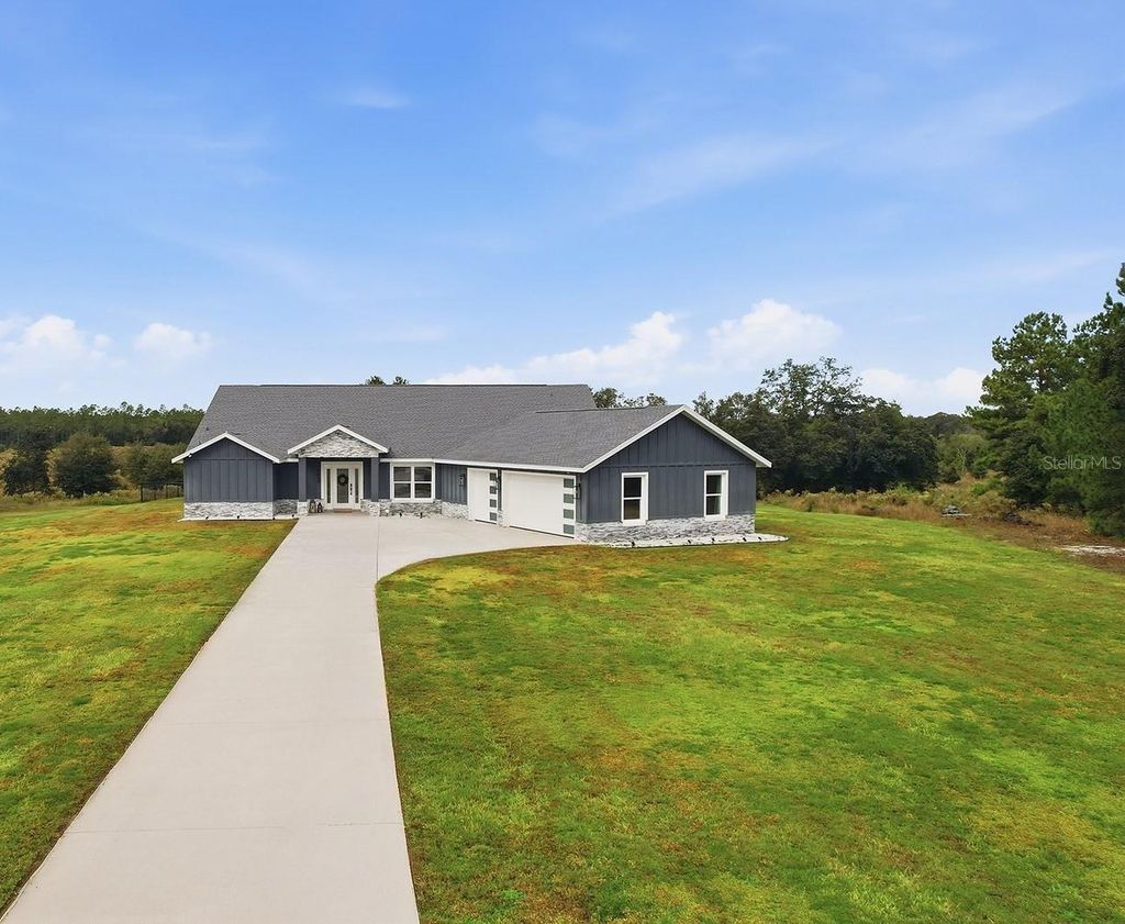 Photo of 18459 SW 66th Loop, Dunnellon, FL 34432 (MLS # OM713265)