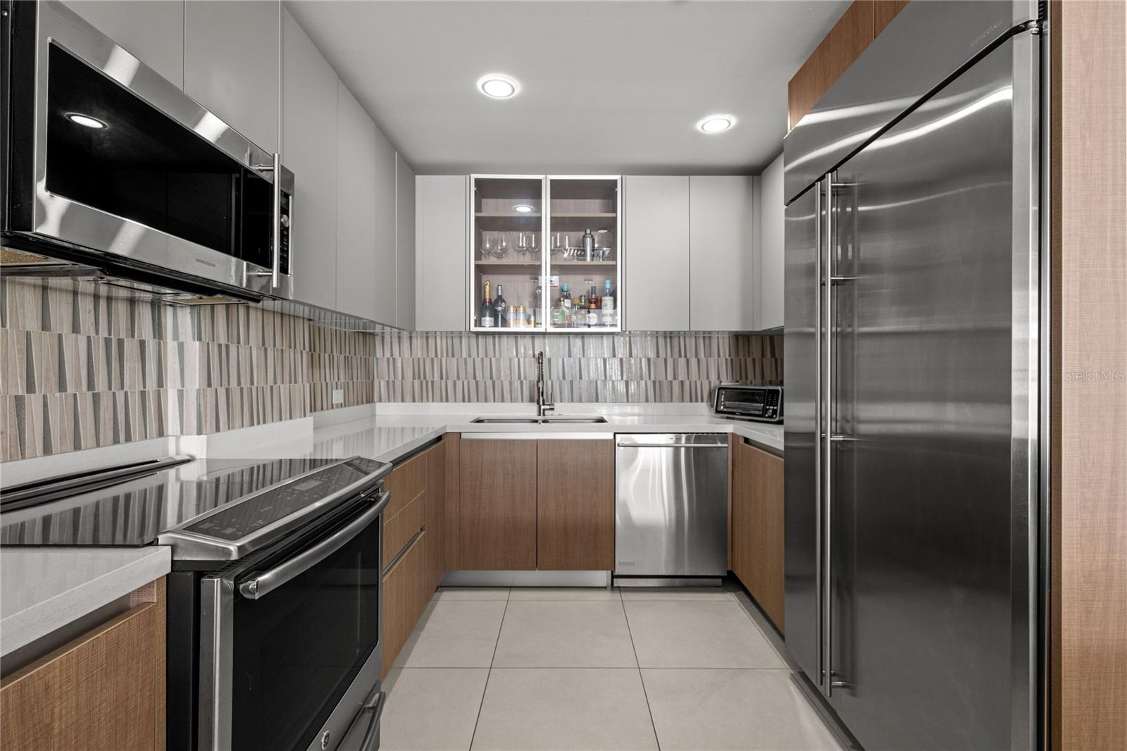 BAHIA PLAZA CONDOMINIUM - Residential