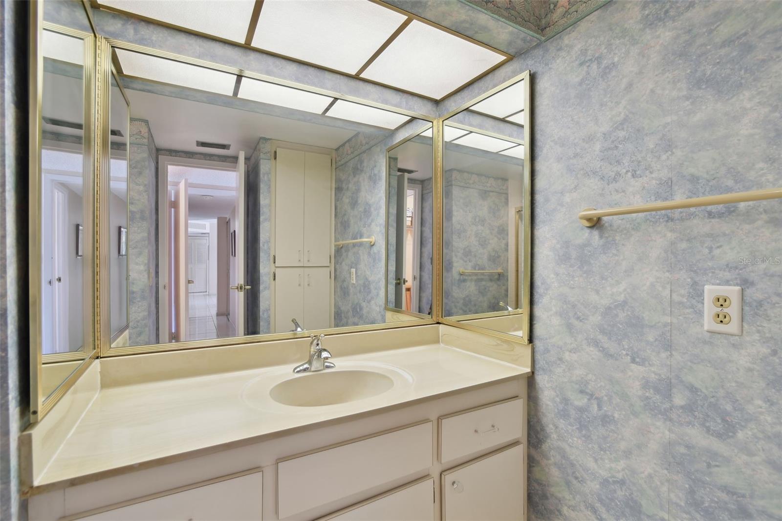 ISLAND POINT 1 CONDO - Residential