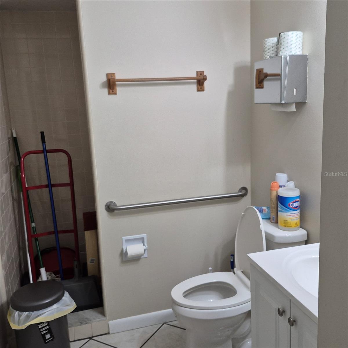 ALOMA BUS CENTER - Commercial Sale