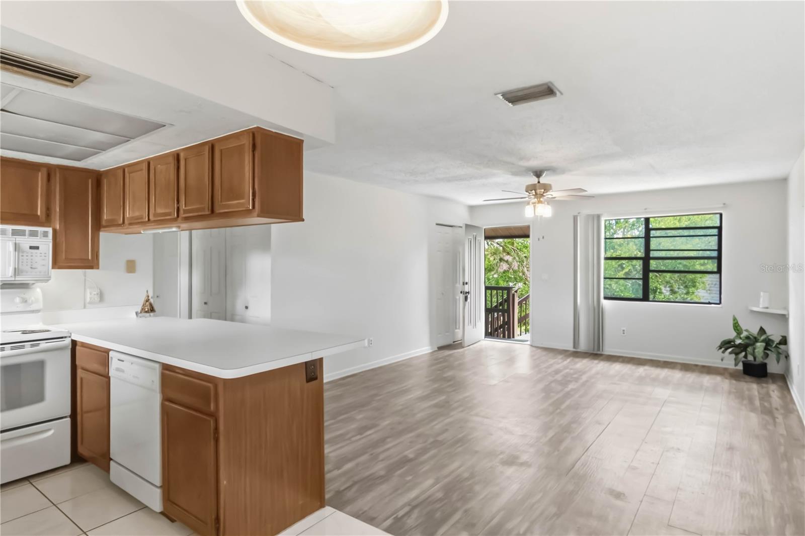 BREEZEWAY VILLAS CONDO TWNHS - Residential