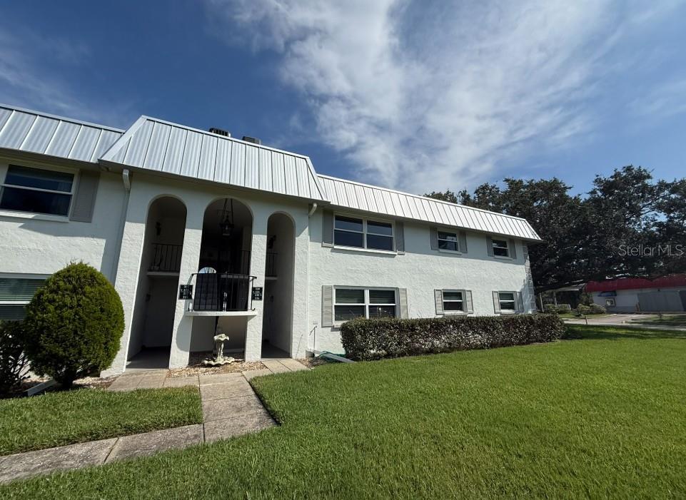 Charming 2-Bedroom, 2-Bath End-Unit Condo – Prime Sarasota Location
Welcome to Baywood Colony, a beautifully maintained community in the heart of Sarasota! This bright and airy end-unit condo features 2 spacious bedrooms and 2 updated bathrooms, offering comfort and style. The recently renovated kitchen brings a fresh, modern feel, perfect for both everyday living and entertaining.
Ideally situated just minutes from Siesta Key’s world-famous beaches and within walking distance to Phillippi Estate Park and the Phillippi Farmers Market, this home puts you right in the middle of Sarasota’s best attractions. Restaurants, shopping, and cultural hotspots are all close by — giving you the ultimate in convenience and lifestyle.
Discover your happy place here in Baywood Colony!