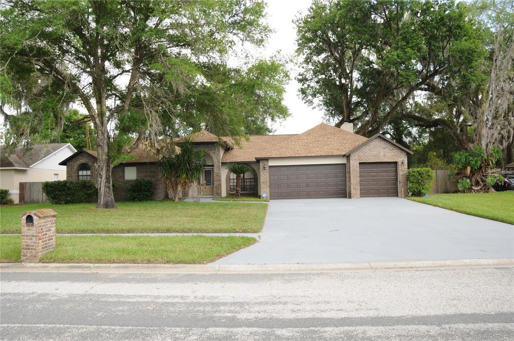 Photo of 2106 Whitlock Place, Dover, FL 33527 (MLS # TB8493968)