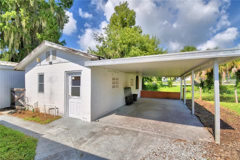 A home in LAKE WALES