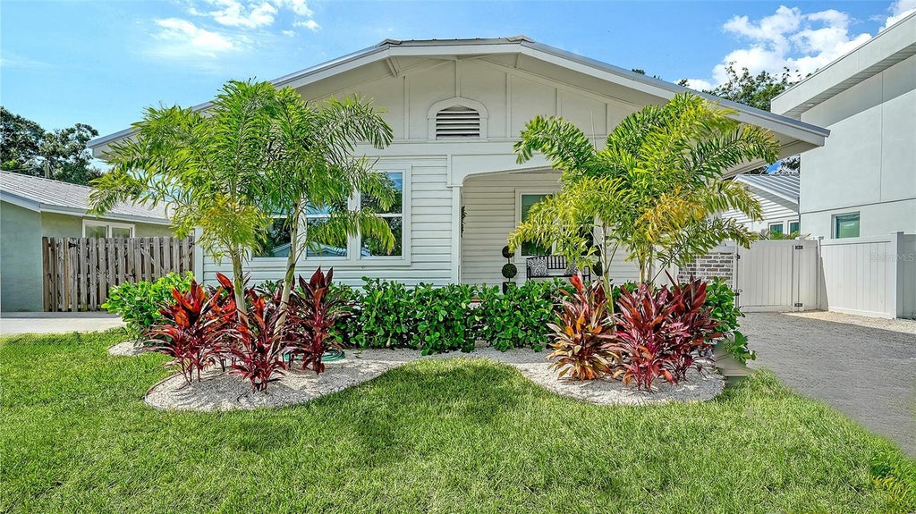 Photo of 2546 Loma Linda Street, Sarasota, FL 34239 (MLS # A4707307)