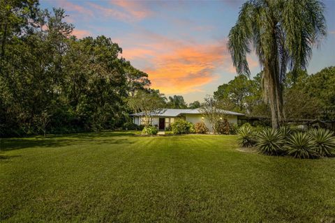 A home in LAKE WALES