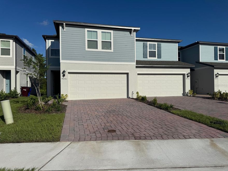 Brand-new modern townhome with conservation view!
Located in St. Cloud, this beautiful 3-bedroom, 2.5-bath home combines comfort, style, and an exceptional location.

Enjoy the privacy of having no rear neighbors and a peaceful backyard surrounded by nature.
The first floor features an open-concept layout that connects the living room, dining area, and kitchen, with modern finishes and stainless-steel appliances.

Upstairs, you’ll find a spacious loft—perfect for entertainment, office, or family relaxation—and three comfortable bedrooms, including a primary suite with a private bath and large closet.

It features a two-car garage and additional parking space in the driveway.

Just 5 minutes from the Florida Turnpike, offering easy access to Orlando, Lake Nona, and Kissimmee.
Located near the Cross Prairie Parkway extension, which connects directly to Kissimmee, and surrounded by new commercial developments, supermarkets, and shops.

A completely new property, ready for you to move in.
Live with the comfort, privacy, and location you deserve!