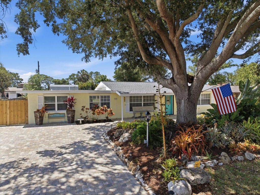 Photo of 1212 Pineland Avenue, Venice, FL 34285 (MLS # N6144041)