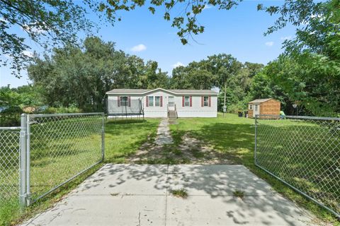 A home in AUBURNDALE