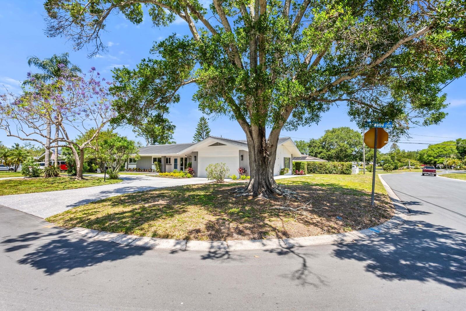 1720 BRENTWOOD DRIVE