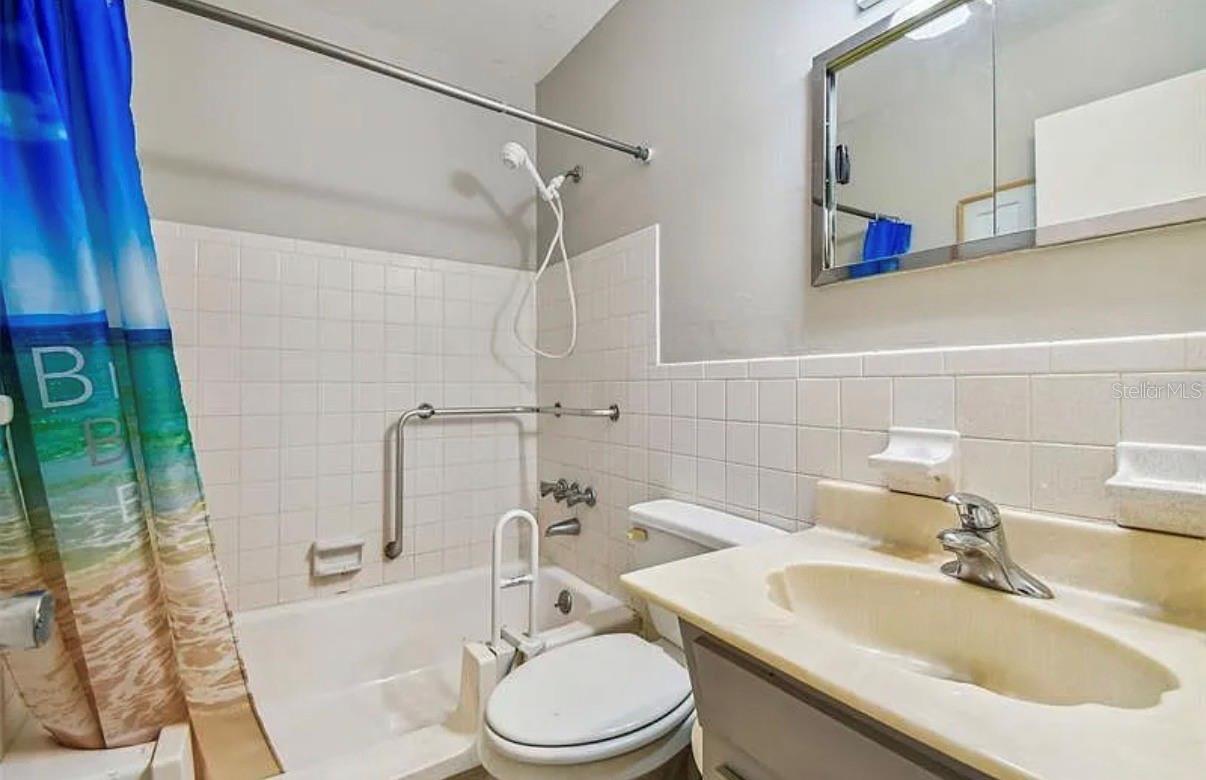 ON TOP OF THE WORLD - Residential Lease