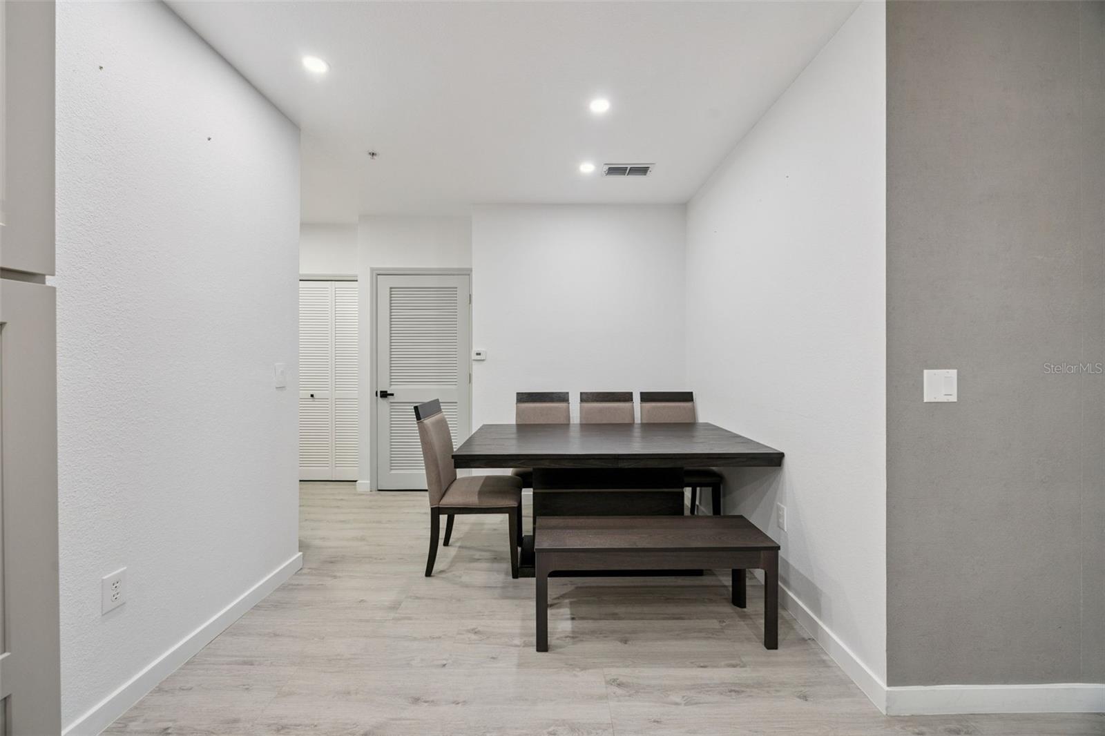 REGISTRY/MICHIGAN PARK CONDO - Residential