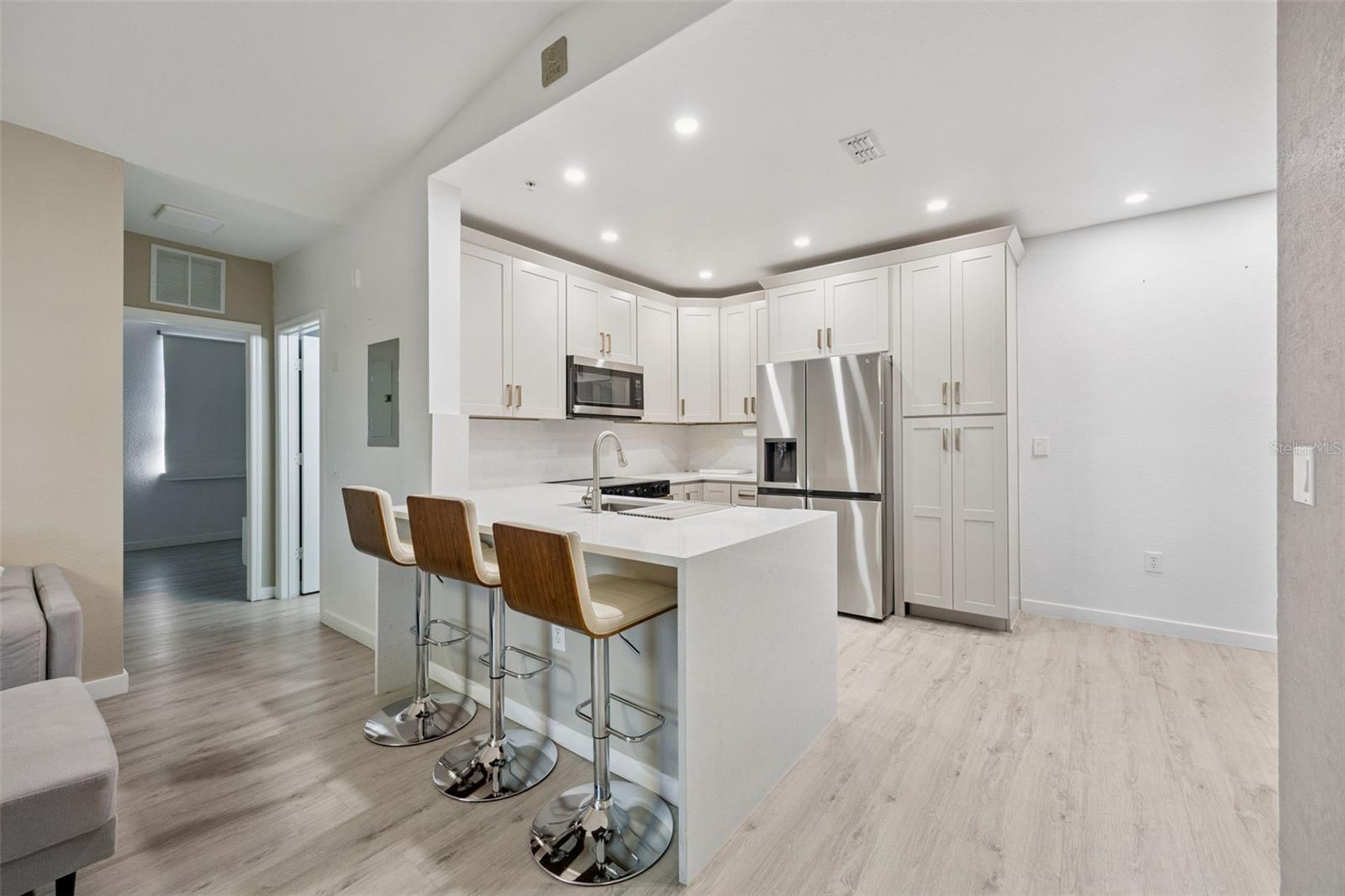 REGISTRY/MICHIGAN PARK CONDO - Residential