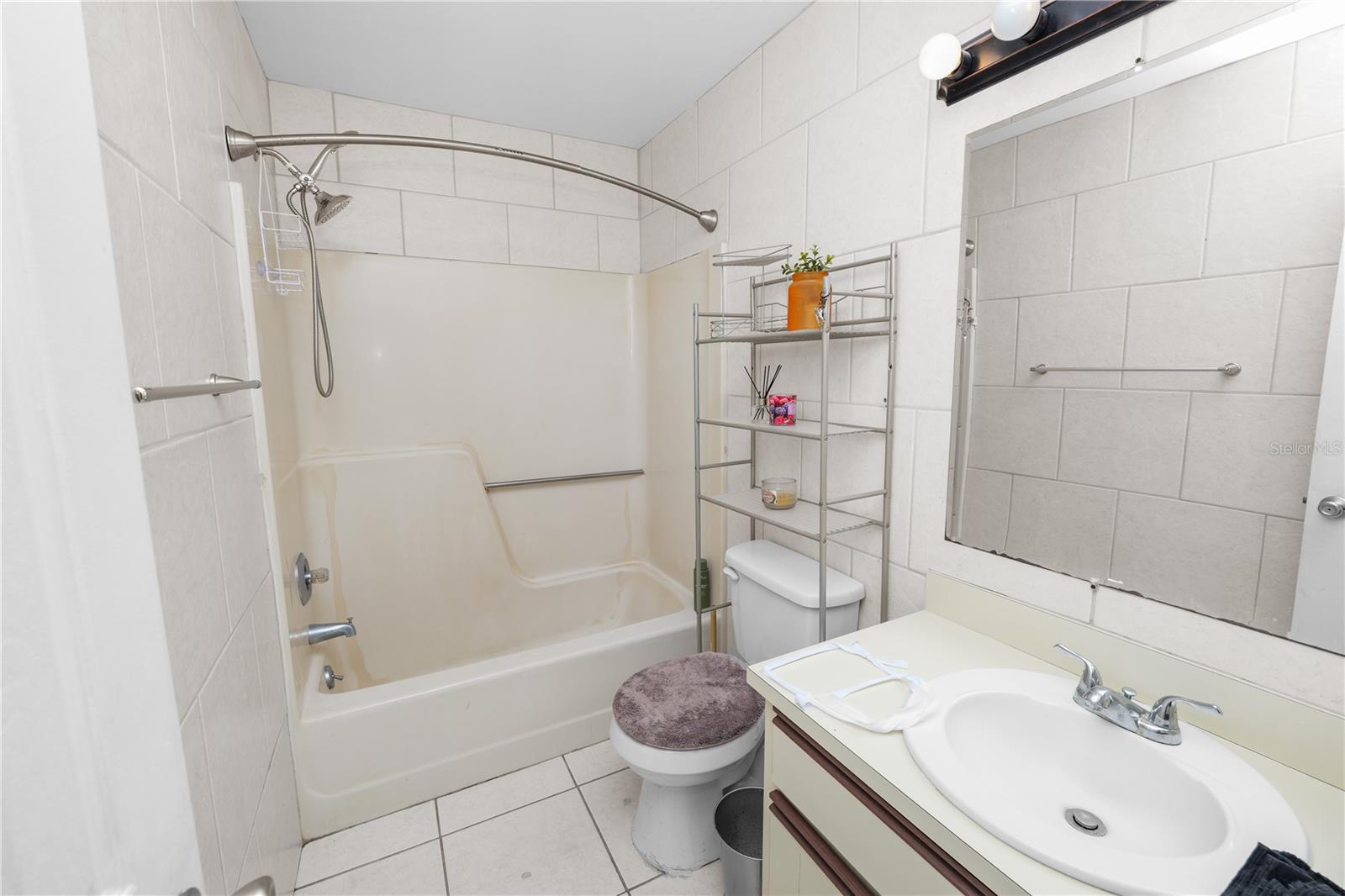 COUNTRY LAKE CONDO - Residential