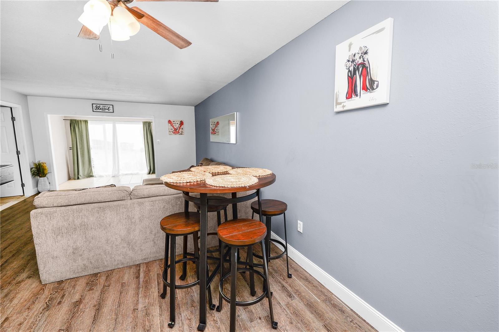 COUNTRY LAKE CONDO - Residential