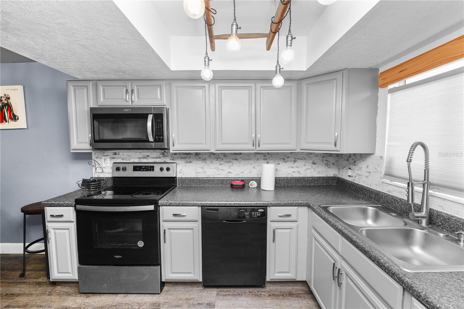 COUNTRY LAKE CONDO - Residential