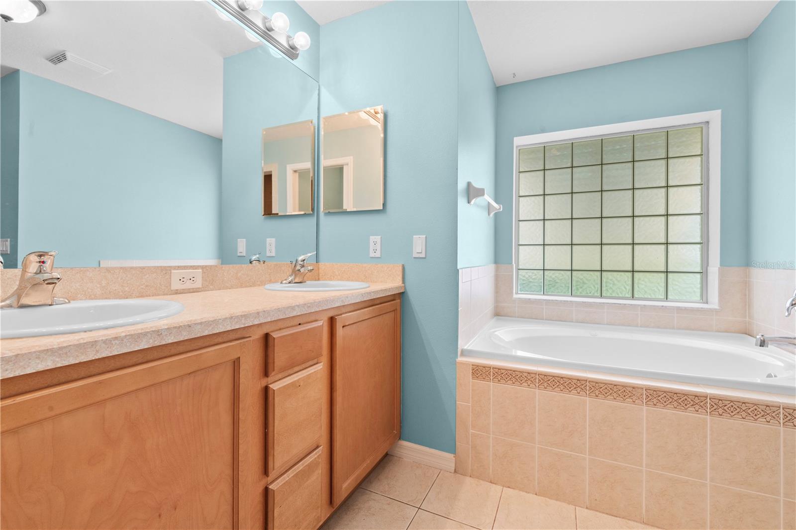 ROYAL OAKS ESTATE - Residential