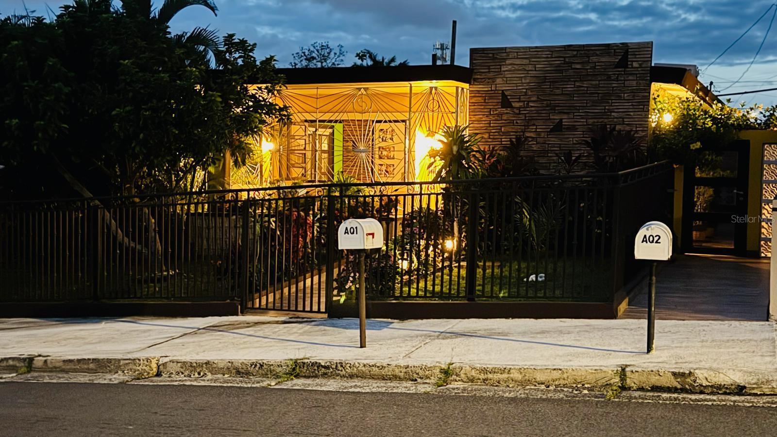 Property in excellent condition.
3 bedrooms; 2 bathrooms; Courtyard; Balcony