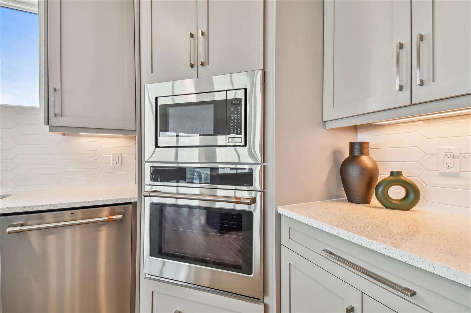 DOLPHIN HARBOUR CONDO - Residential