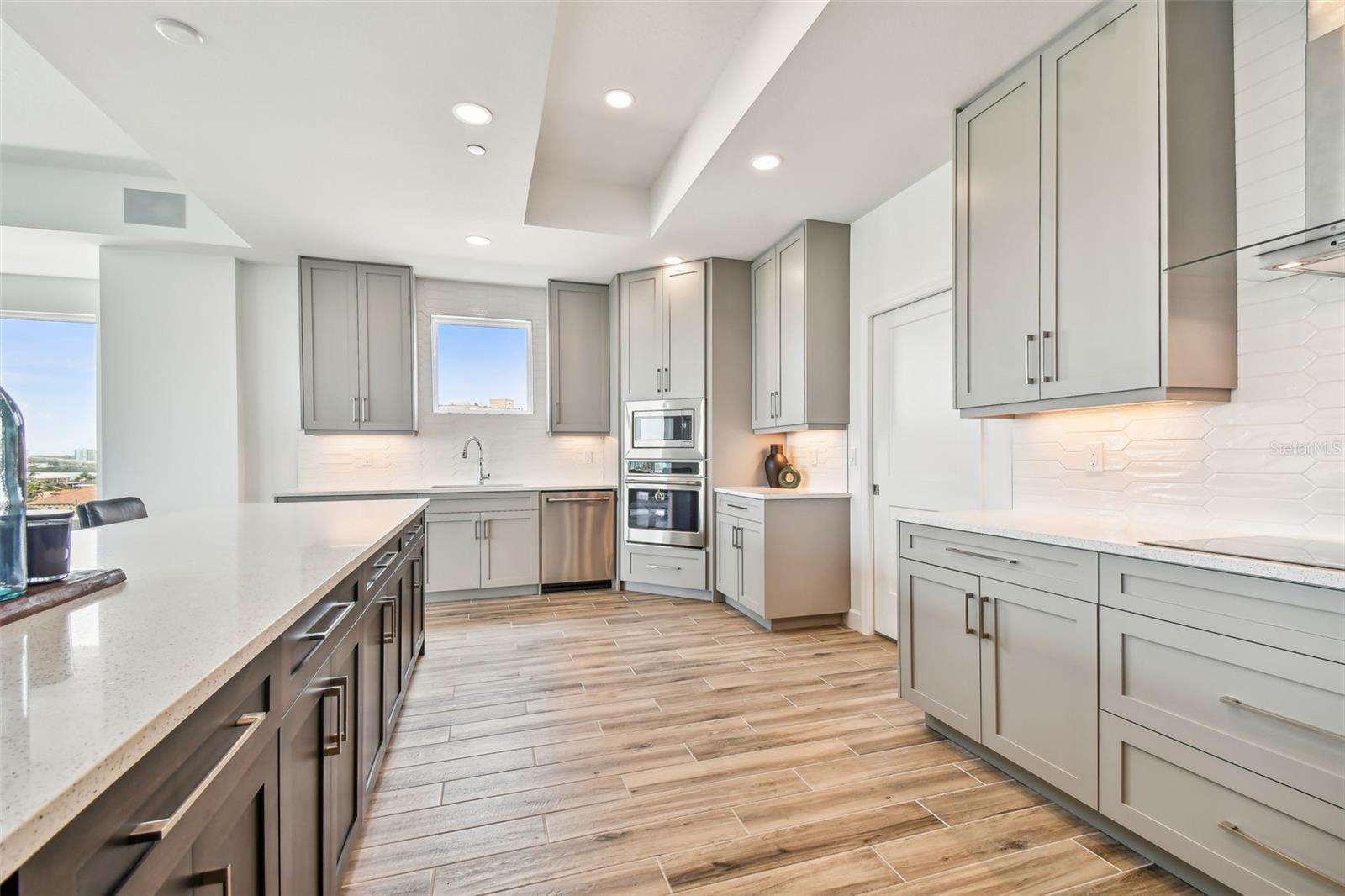 DOLPHIN HARBOUR CONDO - Residential