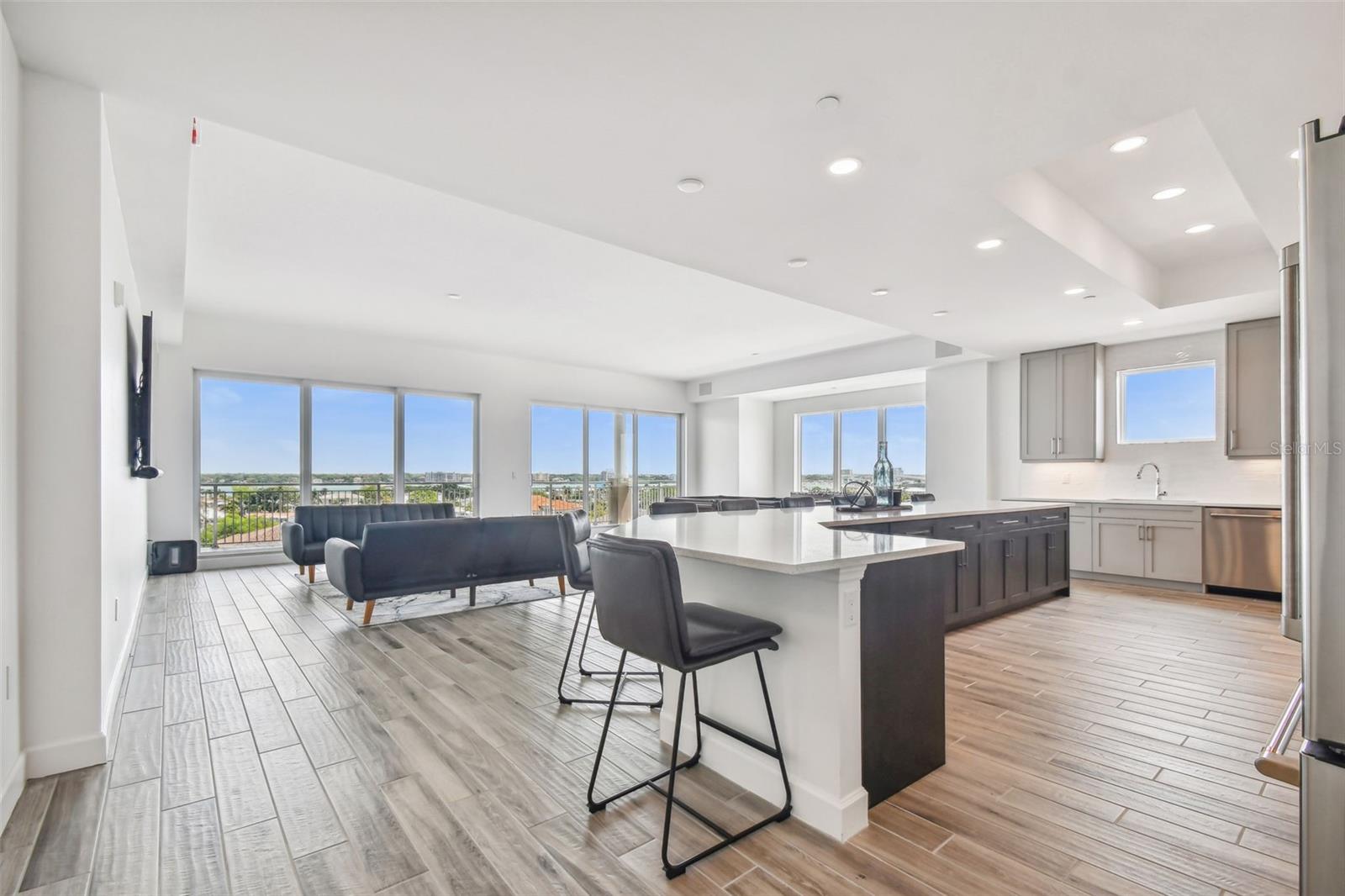 DOLPHIN HARBOUR CONDO - Residential