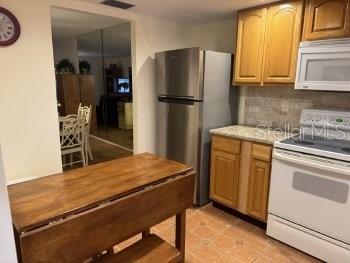 BAYSHORE ON THE LAKE APTS III SEC1 - Residential Lease