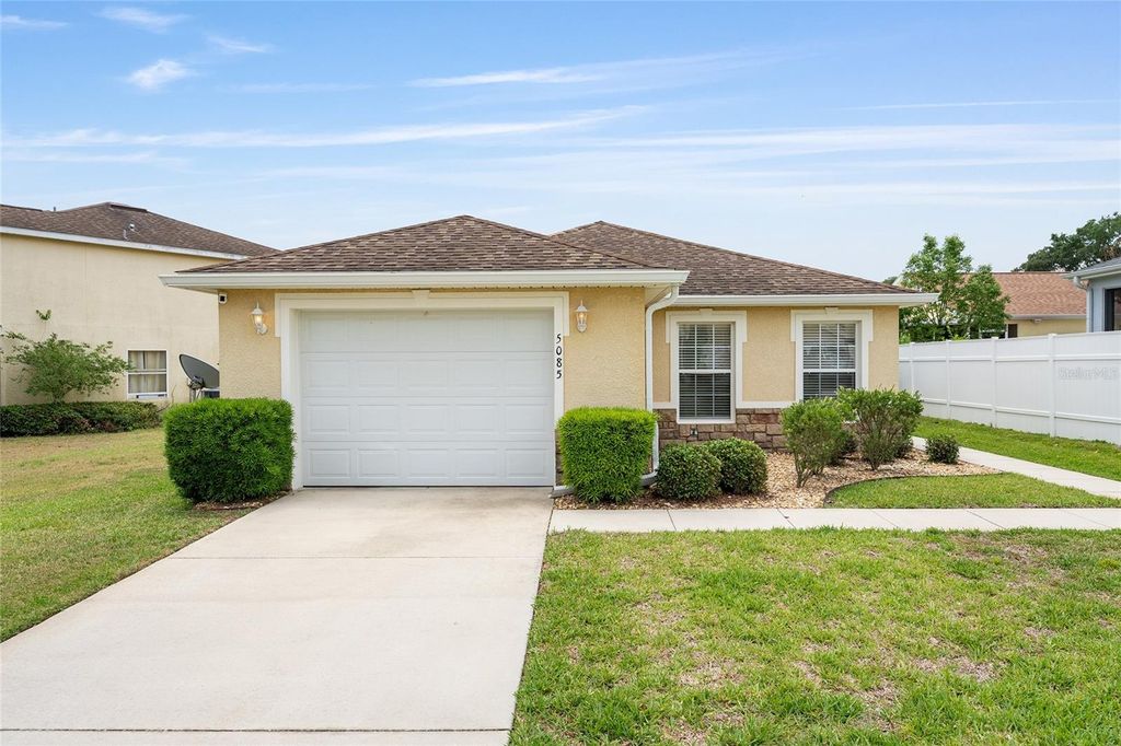 Photo of 5085 NE 122nd Boulevard, Oxford, FL 34484 (MLS # G5112323)