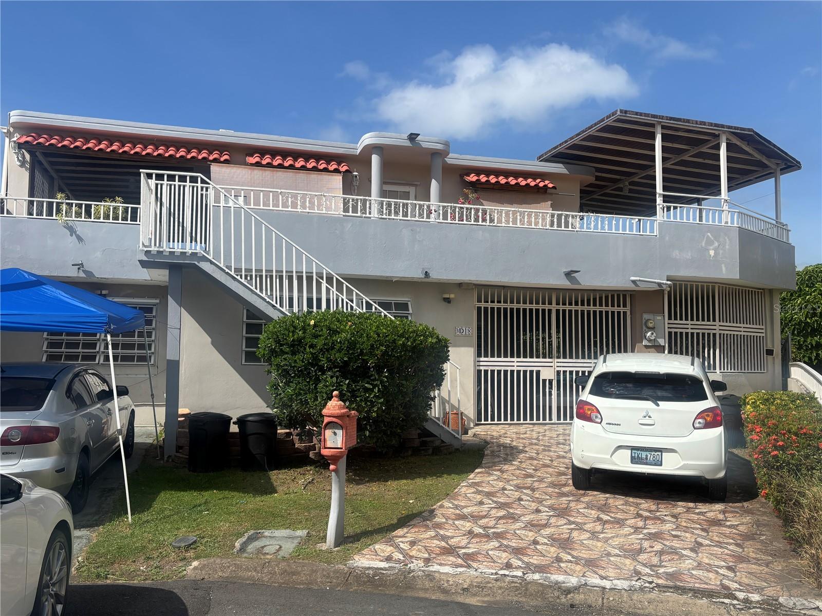 Unique opportunity to acquire a property with surface rights: an independent home located on the second level, ideal as a primary residence or investment. Live upstairs with freedom and privacy.
This surface rights property offers you an independent home on the second floor, without the costs of a full property.
Layout:
3 bedrooms and 2 bathrooms:
Master bedroom: 12'x12' with private bathroom (5'9" shower) and sliding mirror-door closet
Second bedroom: 12'x12'
Third bedroom: 11'x12'
Spacious terraces:
Side terrace: 12'x40'
Rear terrace: 12'x30'
Front terrace: 8'x28'
Terraces feature galvanized iron structures with treated wood roofing.
Fresh ambiance and excellent location:
Located on Avenida Iturregui, in the Country Club area of Carolina — just 4 minutes from the airport.