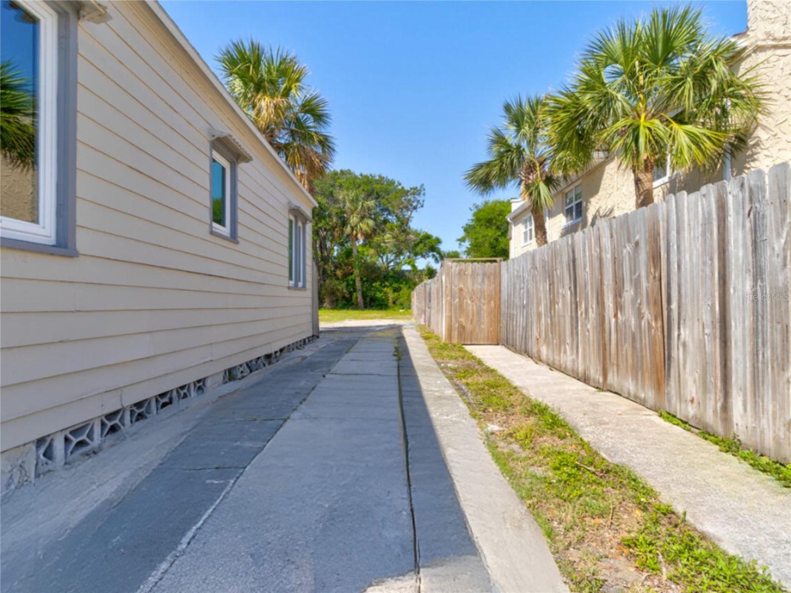 EAST DAYTONA - Residential