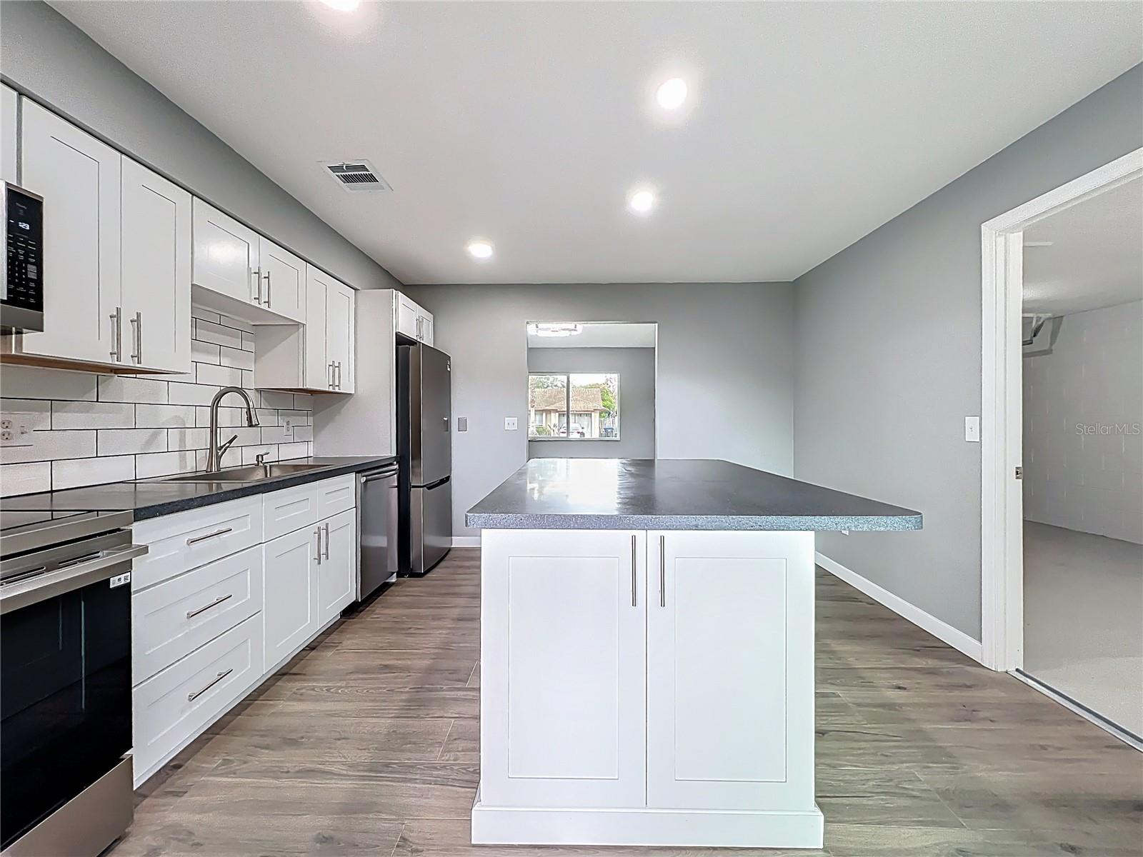 RIVERSIDE COVE - Residential