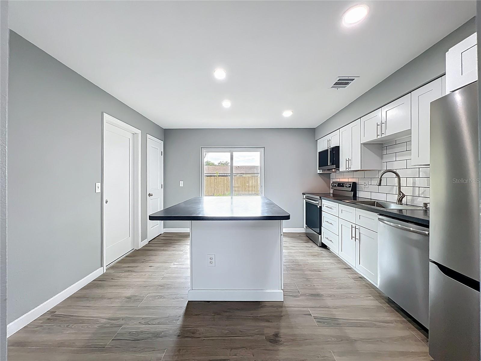 RIVERSIDE COVE - Residential