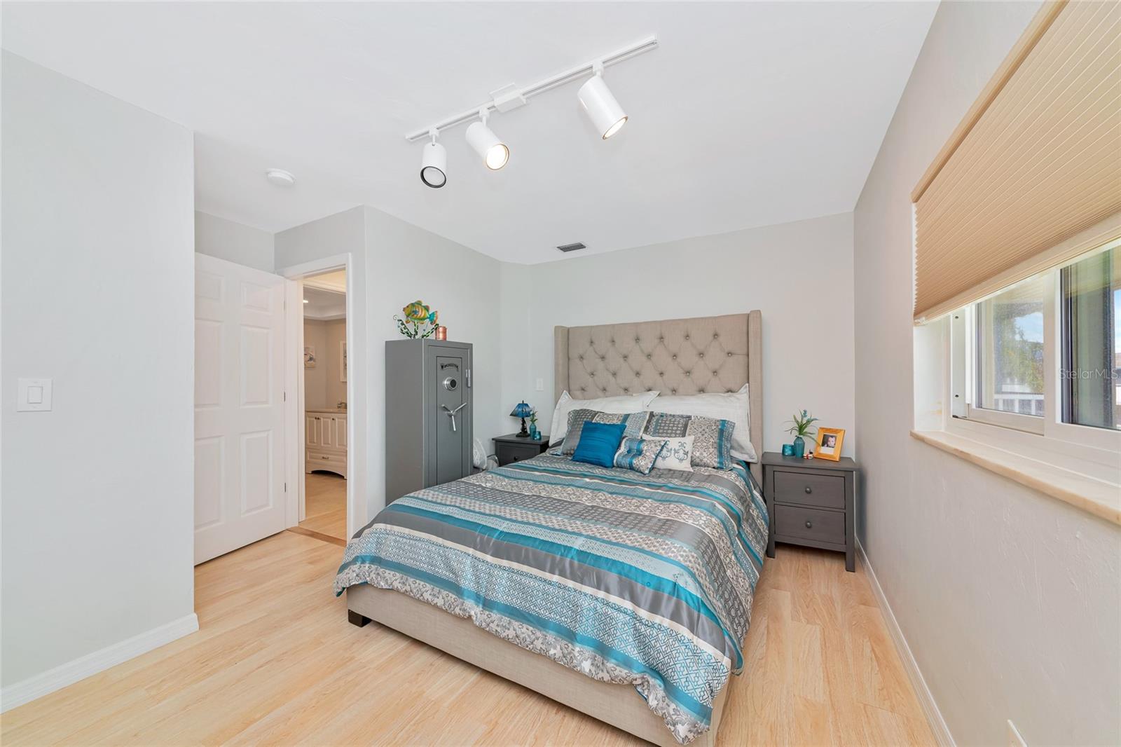 SUNLAND APTS - Residential