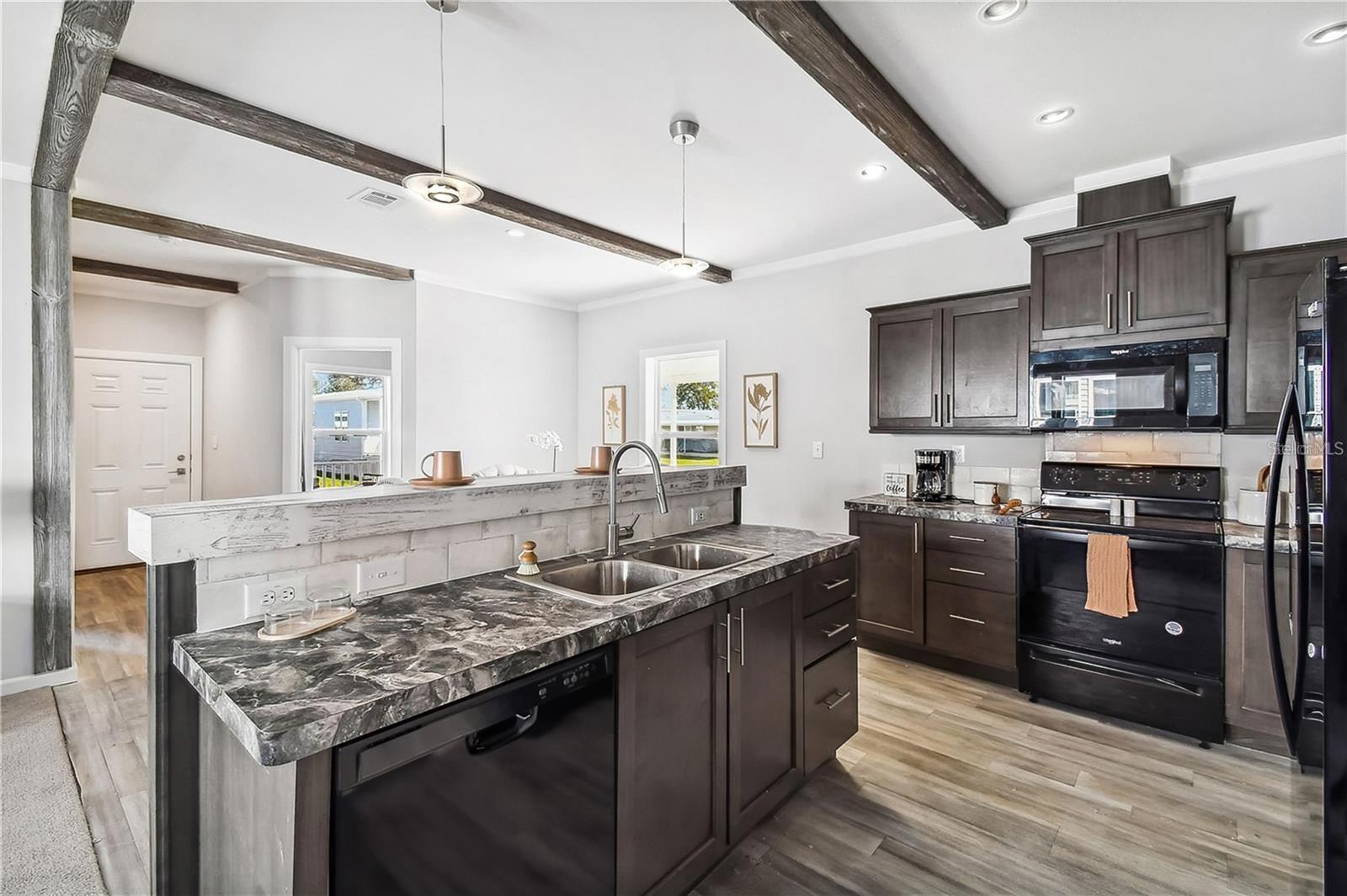 HAMPTON COURT UNREC - Residential