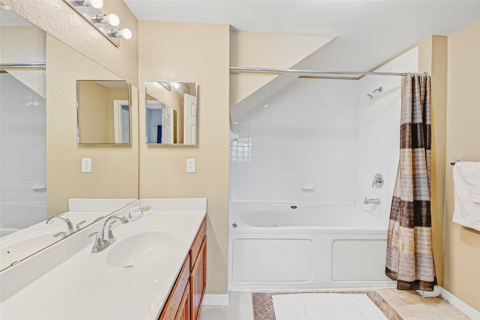 VILLAS AT SEVEN DWARFS LANE CONDO - Residential
