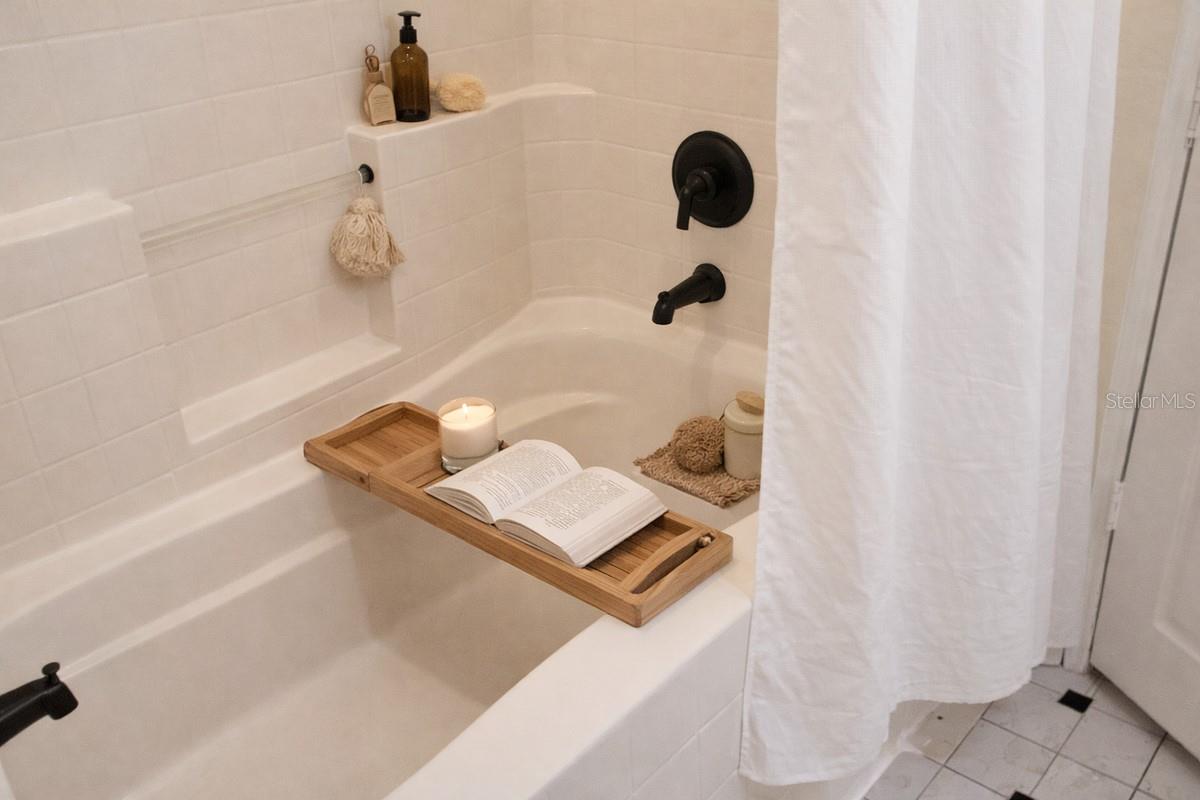 PARK NORTH/CLONEY PLACE CONDO - Residential Lease