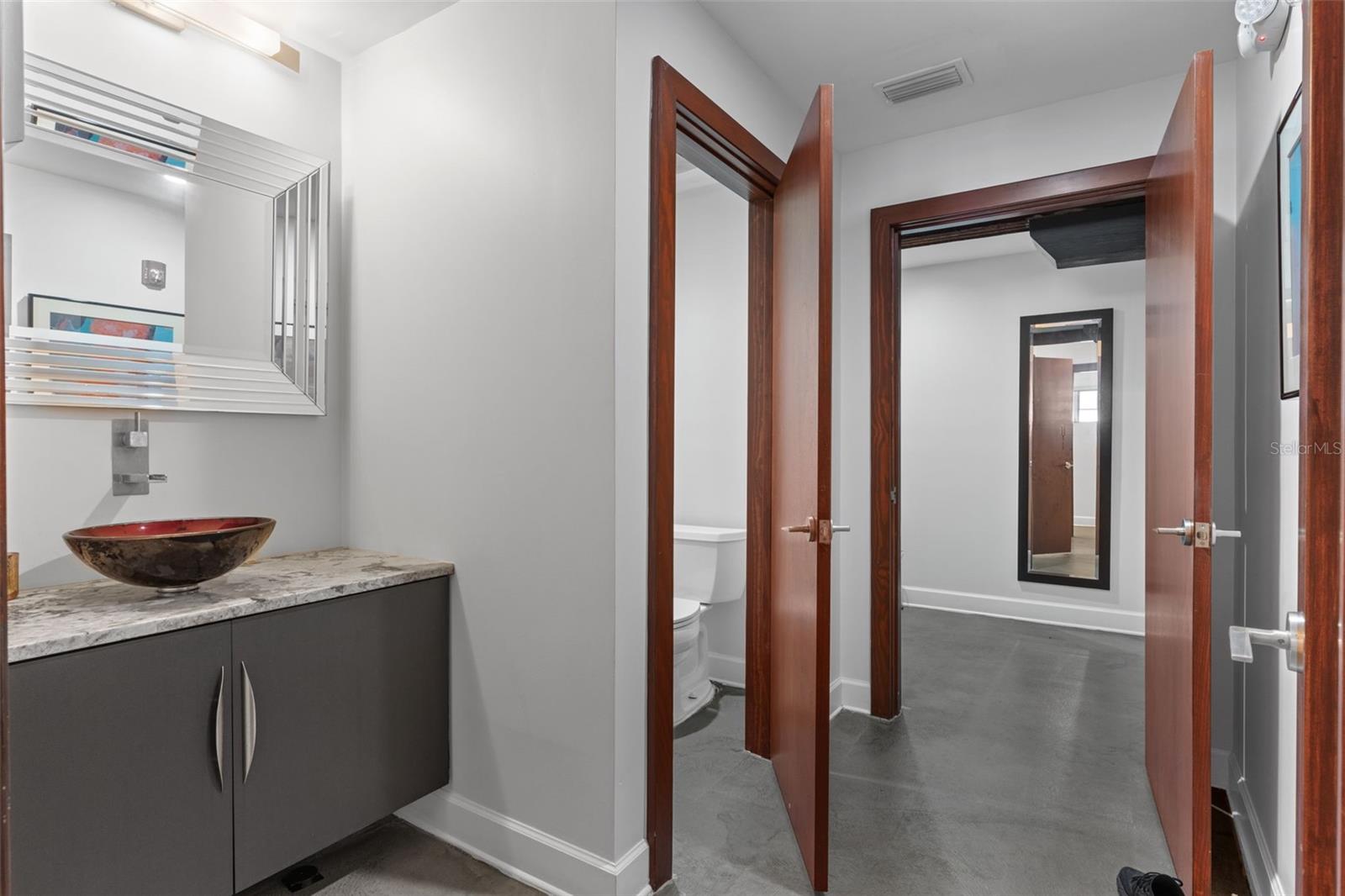 1121 E TWIGGS STREET