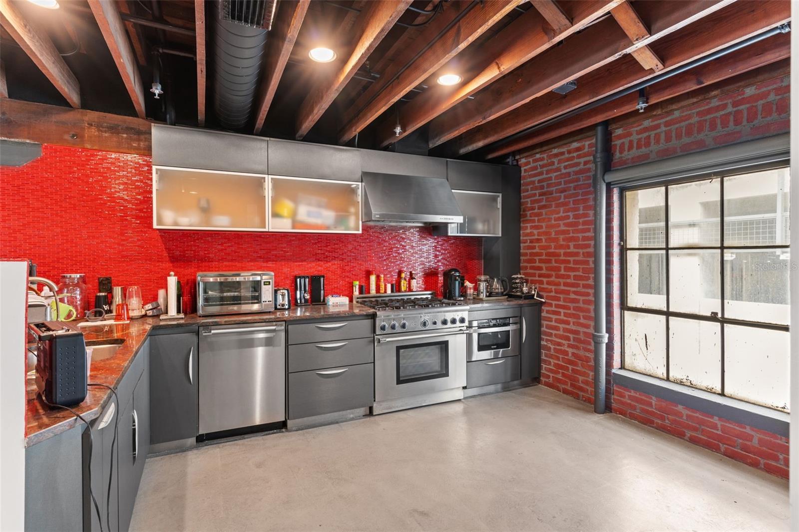 1121 E TWIGGS STREET