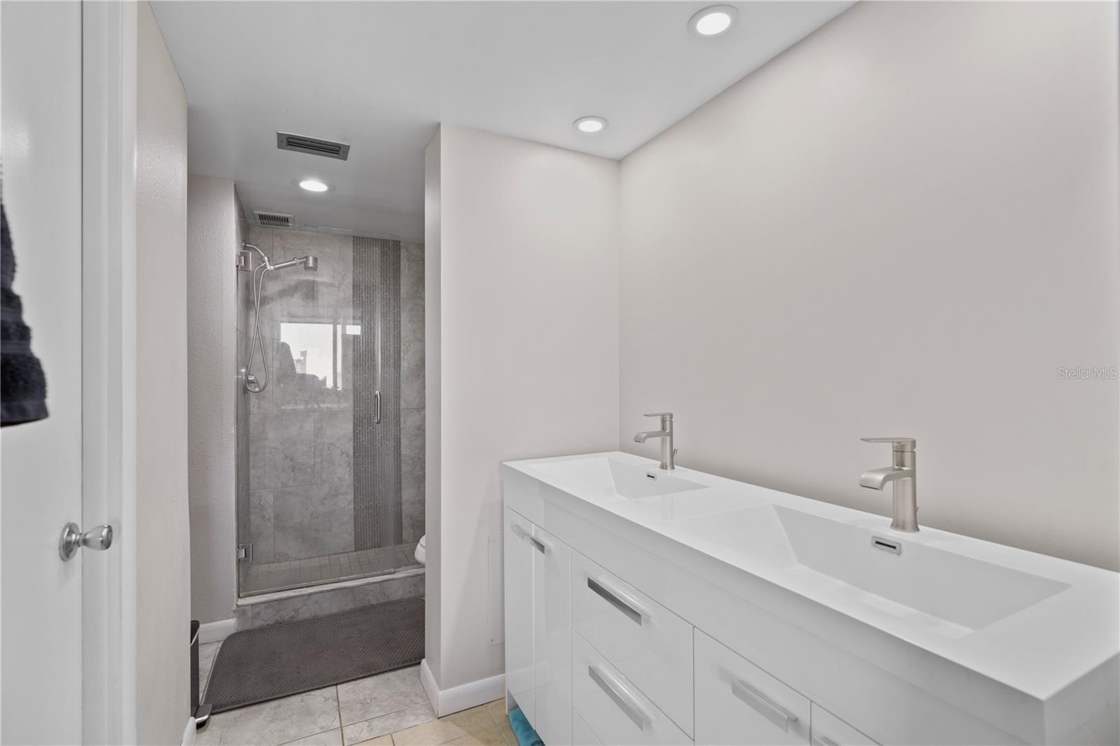 COVE CAY VILLAGE - Residential