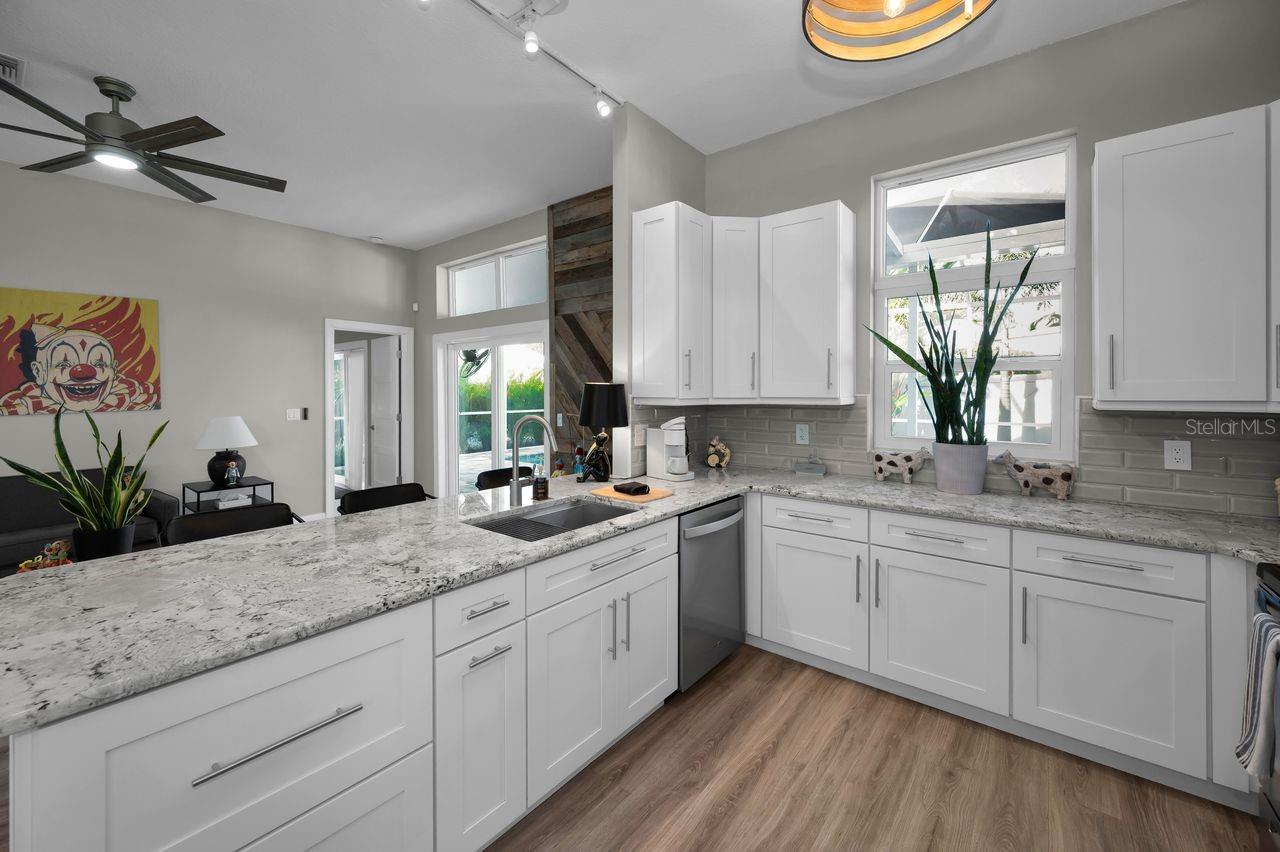 SUMMER LAKES - Residential