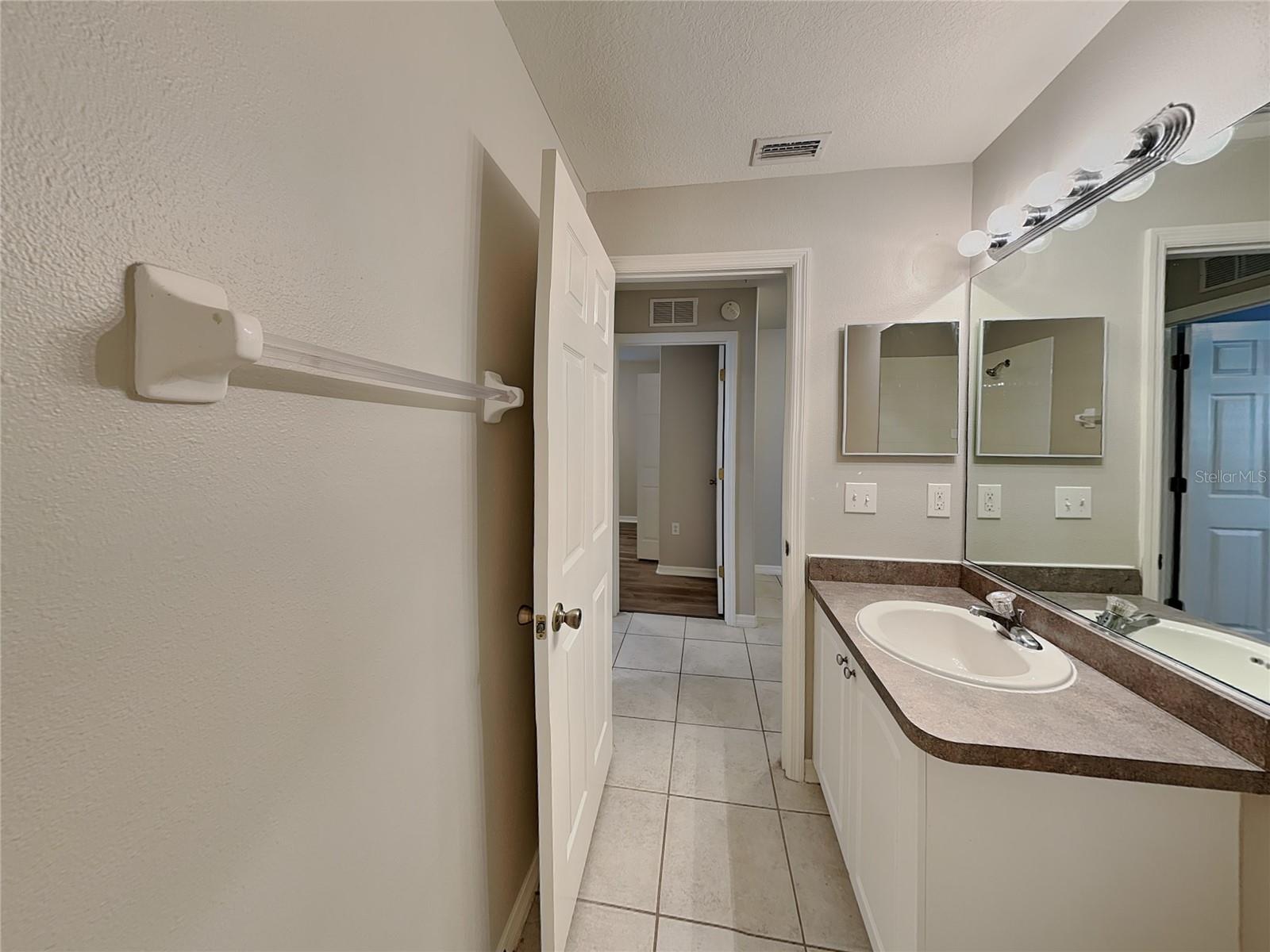 NORTH OAKS ESTATES - Residential Lease